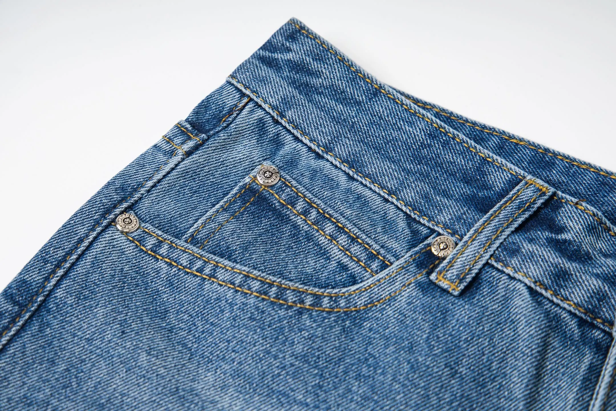 P210 Chrome Hearts jeans, blue and white leather. It is well known that chromehearts jeans use vintage Levis jeans as the base for creation. They usually add their own unique silver buckles and silver ornaments, plus leather embellishments. This is the reason why the value of these vintage jeans doubles, because the base is vintage jeans, and the jeans themselves have become very soft and comfortable after years of baptism. This can be distinguished from ordinary jeans. Regarding the size, you should also refer to the pants data. Style number: 1780# Size: 28 30 32 34 36